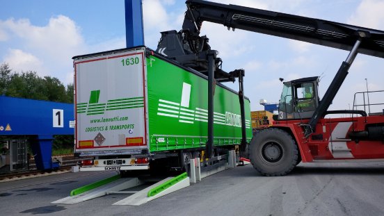 TX Logistik_Nikrasa-Umschlag von Schmitz Cargobull-Trailern in Herne.jpg