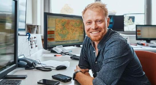 Zufriedene Disponenten – entspannter und effektiver arbeiten durch die Kombination von digitalem Auftragsmanagement und Tourenplanung. Bild: AIS alfaplan