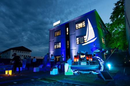 Kongressbesucher wurden mit einer besonderen Kombination aus dem bewährten CRM-Kongress und einer Sommerparty am neu renovierten CURSOR-Gebäude überrascht. (Foto: F. Hackenberg)