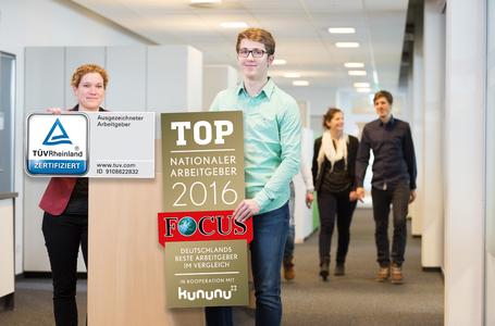 Kathrin Pogrzeba (Personalleitung Minden) und Kevin Wöbbeking (Dualer Student Wirtschaftsingenieurwesen) präsentieren die neuen Arbeitgeberauszeichnungen (Foto: WAGO)