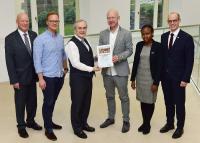 (v.l.n.r.): Dr. Wolfgang Schrammel, Leiter Media Relations/Information und Issues Management bei B. Braun, Jan-Erik Iffland, Projektkoordinator, B. Braun-Vorstandsvorsitzender Heinz-Walter Große, Michael Türk, Referent für Unternehmenskooperationen bei der Diakonie Katastrophenhilfe, Carolyne Kariuki, 