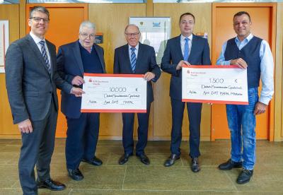 MAPAL spendet für Mosambik: v. li.: Dr. Jochen Kress (Geschäftsführender Gesellschafter MAPAL), Dr. Dieter Kress (Honorary Chairman MAPAL), Siegfried Lingel (Honorargeneralkonsul und Präsident der Deutsch-Mosambikanischen Gesellschaft), Thilo Rentschler (Oberbürgermeister der Stadt Aalen), Frank Khöber (Betriebsratsvorsitzender MAPAL)