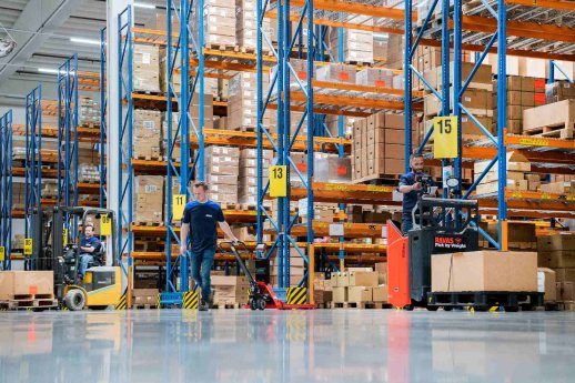 05 Warehouse overview - Pick by Weight - hand pallet truck - iForks - several persons.jpg