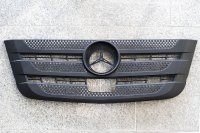 Frontziergitter des reECONIC-Demonstrators der Daimler Truck AG. Das Bauteil basiert auf einem am Fraunhofer ICT entwickelten PLA-Compound und zeigt, wie biobasierte Kunststoffe für anspruchsvolle Anwendungen im Nutzfahrzeugbereich eingesetzt werden können.