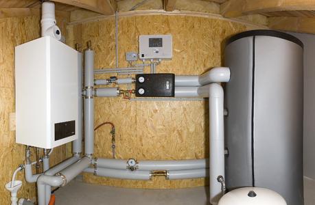 Effiziente Brennwertgeräteauslastung (Lastabfuhr) durch Einsatz eines Pufferspeichers ohne Trinkwassererwärmung im Dachgeschoss eines Bürogebäudes.