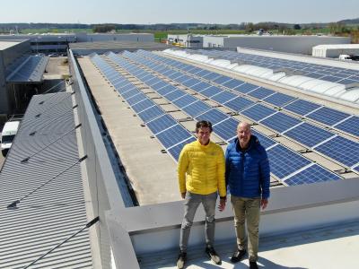 Martin Böckler und Ludwig Heinloth vor der Photovoltaik-Anlage
