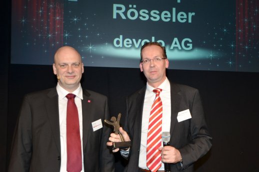 IT-Persönlichkeit-des-Jahres-Christoph-Rösseler-von-devolo-mit-Joerg-Hermann.jpg