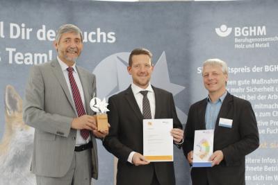 Ralf Heinrici (BGHM), Olaf Oppermann (GS-Gabelstaplerservice GmbH) und Andreas Franzki (BGHM) bei der Übergabe der Trophäe „Schlauer Fuchs“ (v.l.n.r.)