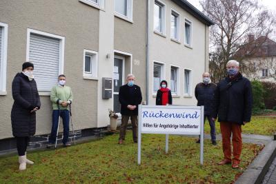 Die ELSEN Unternehmensgruppe hat 2.000 Euro an das Projekt Rückenwind des SKM-Diözesanvereins Trier e.V. gespendet. V.r.n.l.: Wolfgang Groß-Elsen & Volker Groß, Geschäftsführender Gesellschafter der ELSEN-Gruppe, Stefanie Löwen, Diözesanreferentin, Hans-Peter Pesch, Ehrenamtlicher Projektleiter Rückenwind, Helmut Müller, Diözesanvorsitzender, Sarah Horn, hauptamtliche Mitarbeiterin der Geschäftsstelle Rückenwind in der Trierer Landstraße 99 in Wittlich. (Foto: ELSEN)