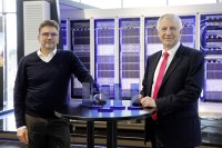 Michael Nicolai, IT-Vertriebsleiter Deutschland, und Dr. Stephen Hobbs, Geschäftsbereichsleiter der Business Unit IT bei Rittal (v.l.) freuen sich über die fünffache Auszeichnung der LANline-Leser, Quelle Rittal GmbH & Co. KG 