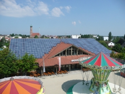 PV Anlage auf der Stadthalle in Vilsbiburg