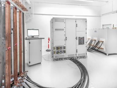 Sedotec hat einen eigenen Erwärmungsprüfstand für die Prüfung der modularen Kit-Systeme seiner Vamocon Niederspannungs-Schaltanlagen in Betrieb genommen /© SEDOTEC