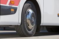Für den sicheren und komfortablen Transport der Fußballprofis sorgen auch die Continental HSR 2 Reifen auf den EM-Mannschaftsbussen