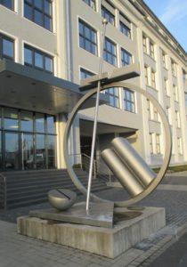 Bild 1: lackierte Edelstahlskulptur