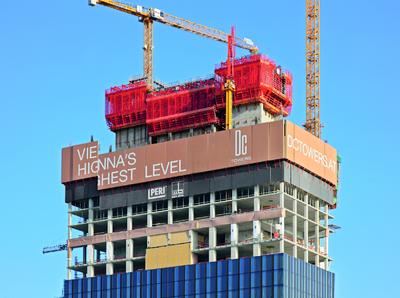 The three core areas of the DC Tower climb independently of each other whilst the gap-free climbing protection panel provides safe working levels (Photo: PERI GmbH)