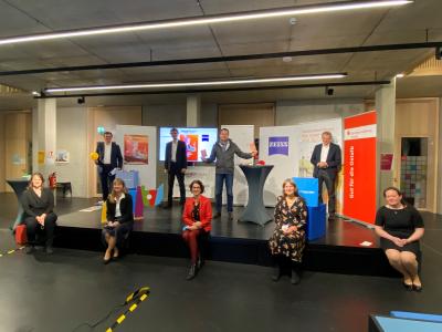 Landrat Dr. Joachim Bläse, Dr. Michael Totzeck von ZEISS, Aalens Oberbürgermeister Thilo Rentschler, Prof. Dr. Gerhard Schneider, Rektor der Hochschule Aalen (oben von links), Katja Albrecht vom explorhino, Dr. Erika Lahnsteiner, Leiterin des Schülerforschungszentrums, Petra Müller, Patenbeauftragte von ZEISS für Jugend forscht, Dr. Susanne Garreis, Patenbeauftragte der Hochschule Aalen für Jugend forscht und Wettbewerbsleiterin Sonja Fick, Lehrerin am Ernst Abbe Gymnasium (unten von links) bei der Preisverleihung im explorhino, Fotohinweis: © Hochschule Aalen | Viktoria Kesper