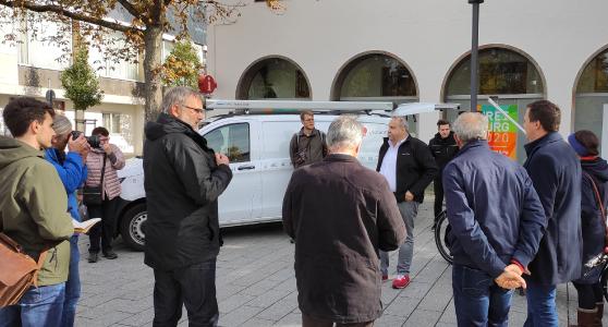 Anschauung vor Ort: Die Freiburger Handwerksorganisationen zeigten Mitgliedern des Gemeinderats, mit welchen verkehrstechnischen Schwierigkeiten die Handwerksbetriebe zu kämpfen haben und wo sich die Lage noch verschärfen könnte. Foto: HWK FR