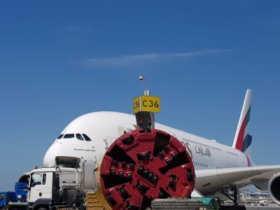 Eine AVN-Maschine von Herrenknecht (Ø 3.025 mm) hat drei Haltungen eines neuen Entwässerungstunnels mit einer Gesamtlänge von 2.200 Metern unter dem Rollfeld des Dubai International Airport aufgefahren, ohne den Flugbetrieb zu beeinträchtigen
