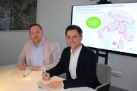 Bürgermeister Toni Köppen (l.) und Kai Kowallik von HanseWerk Natur, das zur HanseWerk-Gruppe gehört, unterzeichnen den Vertrag für die Netzerweiterung