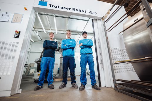 Tobias Melches mit zwei Auszubildenden vor dem Laserschweiß-Roboter_1.jpg