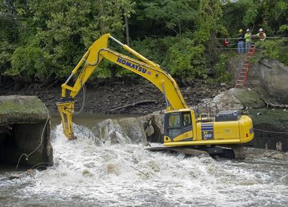 Atlas Copco Hämmer gehen auf Tauchstation für den Abbruch von zwei Dämmen am Cuyahoga River, Ohio