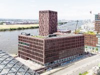 Die Glasfaserbeton-Fassade kombiniert großformatige Flächen mit plastisch ausgeformten 3D-Elementen.