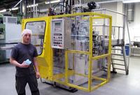 Die TU Ilmenau erhält eine neue Maschine, mit der aus Kunststoff die verschiedensten Produkte hergestellt werden können. Foto © HPT GmbH & Co. KG