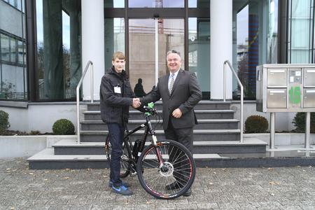 BITZER Chief Sales and Marketing Officer Michael Bauer gratuliert dem Gewinner des E-Bikes Matthias Haubner