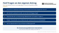 Fünf Fragen an den eigenen Antrag“. Die Grafik nennt fünf Prüffragen zur Forschungszulage, mit denen Geschäftsleitung und Finanzchefs ihre Unterlagen vor einer Prüfung durch das Finanzamt einschätzen können, von der Vorhabensbeschreibung über Stundenzettel und Nachweise bis zur Abstimmung mit dem Steuerberater. Die Verantwortung für den Antrag bleibt beim Unternehmen.