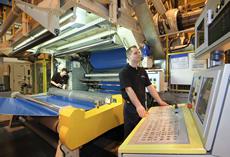 ContiTech Elastomer Coatings employs a new calendering process in the manufacture of its printing blankets. It reduces CO2 emissions by up to 70% in comparison with conventionally produced world standard printing blankets. Photo: ContiTech
