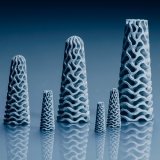 Im Projekt FingerKIt haben fünf Fraunhofer-Institute zusammengearbeitet, um erstmals eine durchgängige automatisierbare Prozesskette zur Herstellung individueller und beweglicher Fingergelenkimplantate zu ermöglichen. Das ist ein Thema zum Rapid.Tech 3D-Forum AM Wissenschaft by Fraunhofer am 16. Mai sowie zur Ausstellung des Fraunhofer Kompetenzfeldes Additive Fertigung an allen Tagen der Rapid.Tech 3D 2024