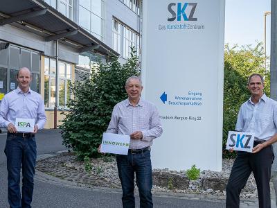 Zahlreiche neue Möglichkeiten für Forschung und Entwicklung durch neues Prüfinstitut „Institute for Surface and Product Analysis“, kurz ISPA; (v.l.n.r. Dr. rer. nat Thomas Hochrein (SKZ), Prof. Dr.-Ing. Wolfgang P. Weinhold (INNOWEP), Prof. Dr.-Ing. Martin Bastian (SKZ))