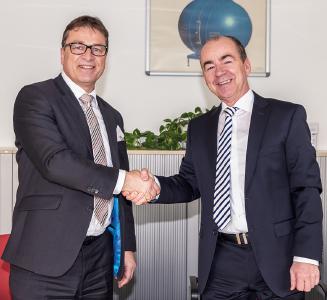 Wolfgang Niedziella (VDE) und Christian Keding (Eurofins) besiegeln die Kooperation