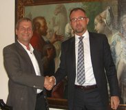 Jean-Pierre Heinrichs (CEO NET GmbH) beim Vertragsabschluß mit Vincenzo Bava (CEO NET Italia S.r.l.) Jean-Pierre Heinrichs (CEO NET GmbH) beim Vertragsabschluß mit Vincenzo Bava (CEO NET Italia S.r.l.)