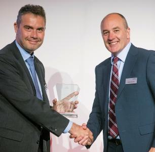 Senior Vice President Sales & Systems Rail Systems Dr. Jonathan Paddison accepts the Hitachi Contribution to Value Generation Award on behalf of Knorr-Bremse from Alistair Dormer, Vice President and Executive Officer in charge of the Rail Business and Executive Chairman and CEO of the Board, Hitachi Rail Europe. The Hitachi Awards recognize excellence across all areas of the train builder’s supply chain / Photo: © Knorr-Bremse