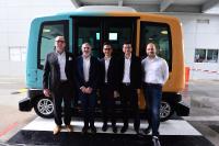 Die Gäste konnten sich bei einer Fahrt im 100% elektrisch angetriebenen CUbE, basierend auf Easy-Mile-Software, einen Eindruck von fahrerloser Mobilität verschaffen. V. l. n. r.: Ralph Lauxmann (Continental), Gilbert Gagnaire (EasyMile), Tan Kong Hwee (EDB), Kien Foh Lo (Continental), Pejvan Beigui (EasyMile), Foto: © Continental AG