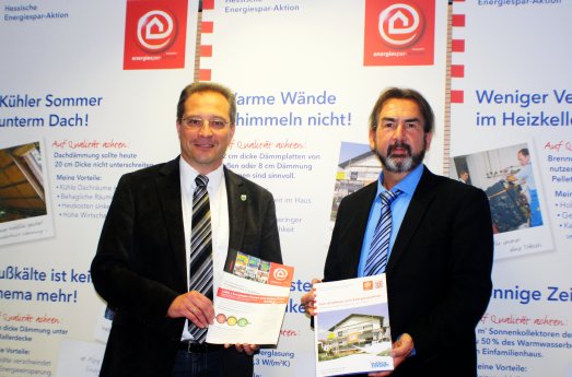 39d_Bürgermeister Christof Heller und Klaus Fey präsentieren die Ausstellung Energiesparen .JPG