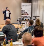 Beate Volkmann beim Vortrag auf der Werk- und Prüfstellenleiter-Schulung
