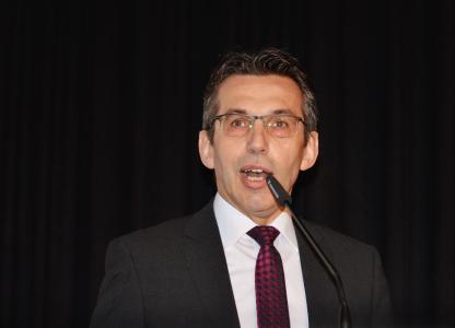 Richtungsweisend: Holzbauunternehmer Erwin Taglieber aus Oettingen/Bayern ist Präsident des Deutschen Holzfertigbau-Verbandes e.V. (DHV), dem über 240 mittelständische Fertighaushersteller und Zulieferbetriebe angehören. Sitz des Verbandes ist Ostfildern bei Stuttgart / Bild: Achim Dathe für den DHV, Ostfildern; www.d-h-v.de
