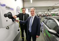 Testfahrzeug VW E-Up der Stadtwerke Schwäbisch Hall GmbH bei der Betankung an einer der ersten vier Elektrotankstellen in Schwäbisch Hall im Kocherquartier.
Links auf dem Bild Geschäftsführer der Stadtwerke Schwäbisch Hall, Gebhard Gentner, rechts der Oberbürgermeister der Stadt Schwäbisch Hall, Hermann-Josef Pelgrim.