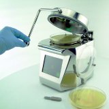 Mikrobielle Luftprobenehmer wie das Topmodell ImpactAir-140 der ImpactAir-Reihe von Pinpoint Scientific wurden für die kontinuierliche Überwachung in hochwertigen Bereichen entwickelt, in denen die Probenahme lebensfähiger Partikel während des Analyseprozesses häufig von entscheidender Bedeutung ist