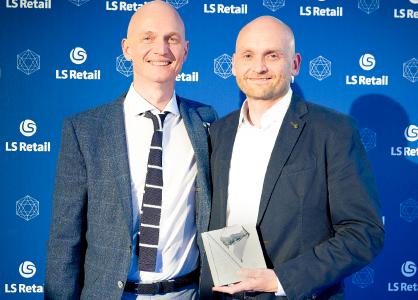 Magnus Norddahl überreicht Maciej Drozdz den Preis