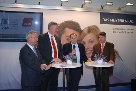 Haben auf der IDS das Programm zum DGOI-Jahreskongress vorgestellt: VDZI-Präsident Uwe Breuer, DGOI-Vorstandsmitglied Dr. Peter Finke, DGOI-Präsident Dr. Georg Bayer und VDZI-Vorstandsmitglied Dominik Kruchen (v.l.)