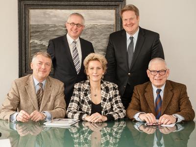 Diskutierten die Geschäftlage in der JadeBay (v.l.n.r): Martin Steinbrecher (Inhaber der Martin Steinbrecher GmbH mit Sitz in Wittmund), Detlef Breitzke (Geschäftsführer der JadeBay GmbH), Tom Nietiedt (Inhaber der Firmengruppe Nietiedt mit Sitz in Wilhelmshaven), Lutz Bauermeister (Geschäftsführer des Allgemeinen Wirtschaftsverband Wilhelmshaven-Friesland e. V.). Festgehalten wurden die Ergebnisse von Sabine Borke (Öffentlichkeitsarbeit bei der JadeBay GmbH)