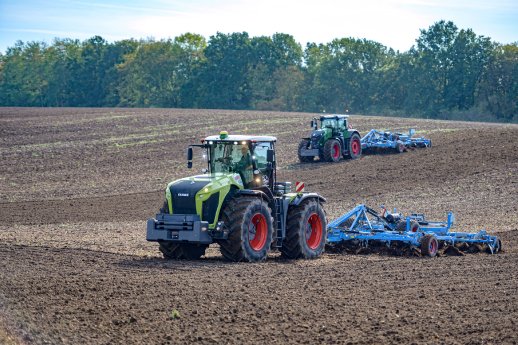 Auf den landwirtschaftlichen Nutzflächen der Osterland Agrar GmbH sorgen die Premiumreifen von B.jpg