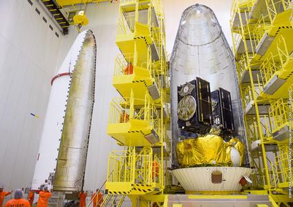 Galileosatelliten Andriana und Liene kurz vor dem Schließen der Sojus-Fairing