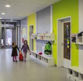 Gelb, Grün oder Blau? Die markanten Einfassungsflächen um die Türen helfen den Kindern, ihren Gruppenraum schnell zu erkennen. Die jeweilige Kennfarbe wiederholt sich auf einer der verputzten Wände im Raum (Foto: Caparol Farben Lacke Bautenschutz/Martin Duckek)