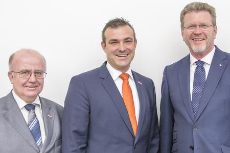Sprachen auf der Vollversammlung der Handwerkskammer in München (v.l.n.r.): Hauptgeschäftsführer Dr. Lothar Semper, Präsident Georg Schlagbauer und Staatsminister Dr. Marcel Huber. Foto: Schuhmann/Handwerkskammer (honorarfrei)