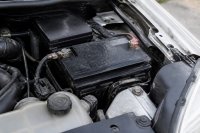 Geöffnete Motorhaube mit sichtbarer Starterbatterie