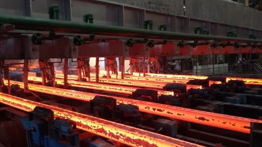 Sechs-(acht-) strängige Hochgeschwindigkeits-Stranggießanlage bei Jindal Shadeed Iron & Steel LLC (JSIS), in Sohar, Oman, kurz nach der Inbetriebnahme